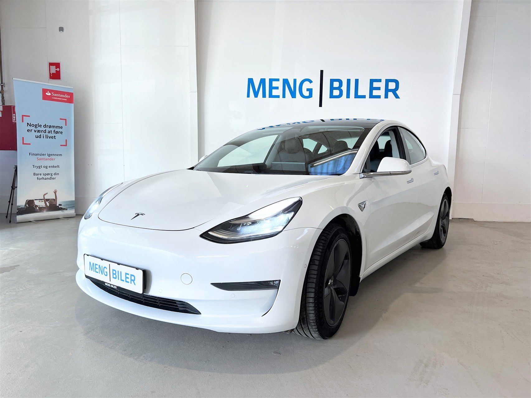 Hvid Tesla Model 3 fra 2020 set udefra