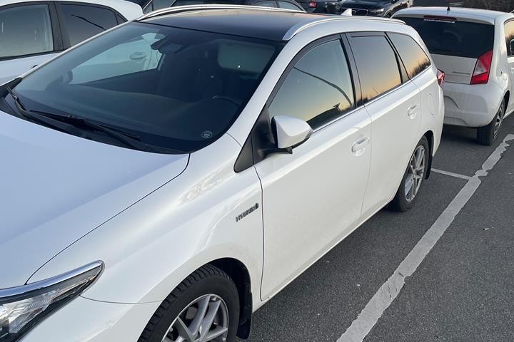 Hvid Toyota Auris fra 2016