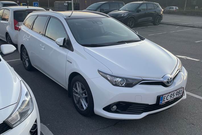 Hvid Toyota Auris fra 2016