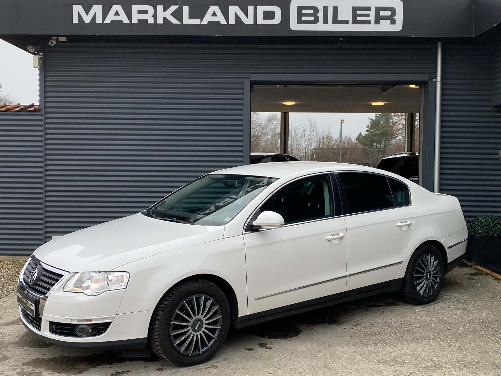 Hvid VW Passat fra 2009 set udefra