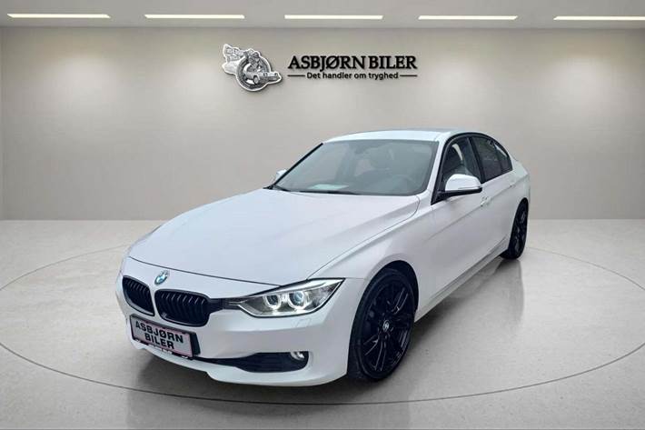 Hvid BMW 320i fra 2013 set udefra
