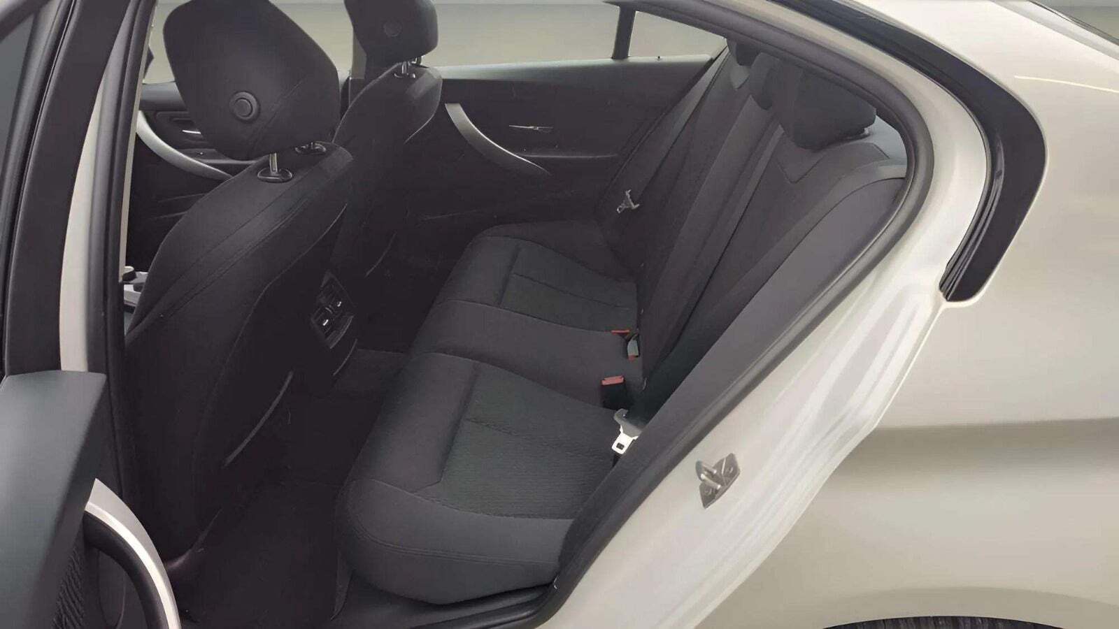 Hvid BMW 320i fra 2013