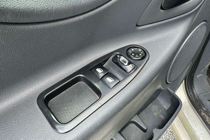 Gul Fiat Scudo fra 2014 set indefra