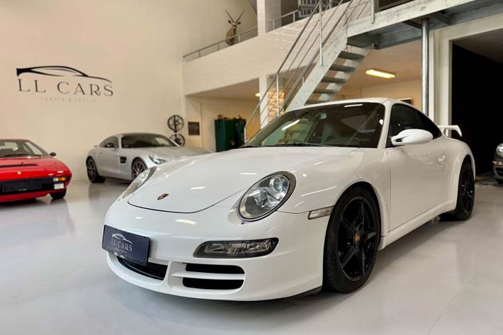 Hvid Porsche 911 Carrera fra 2005 set udefra