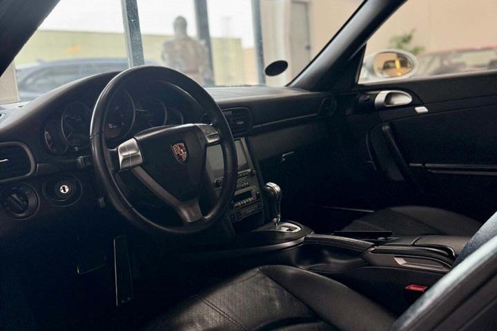 Hvid Porsche 911 Carrera fra 2005 set indefra