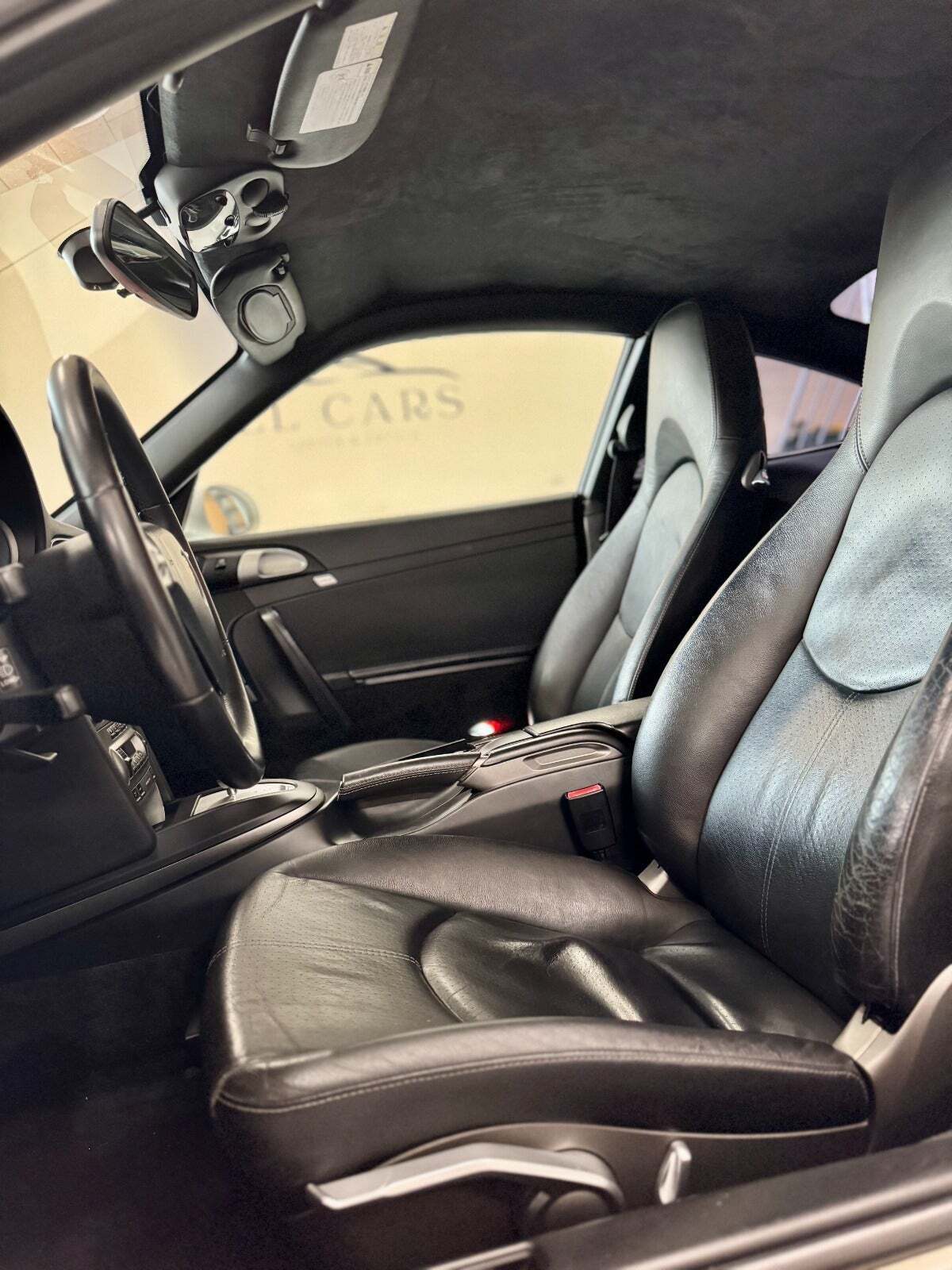Hvid Porsche 911 Carrera fra 2005 set indefra
