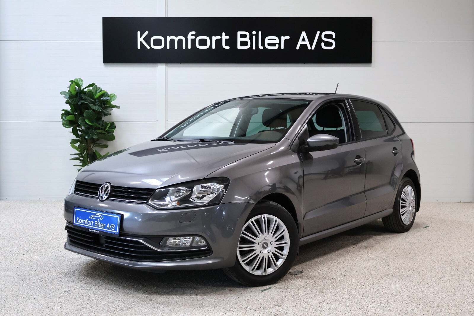 Grå VW Polo fra 2016 set udefra