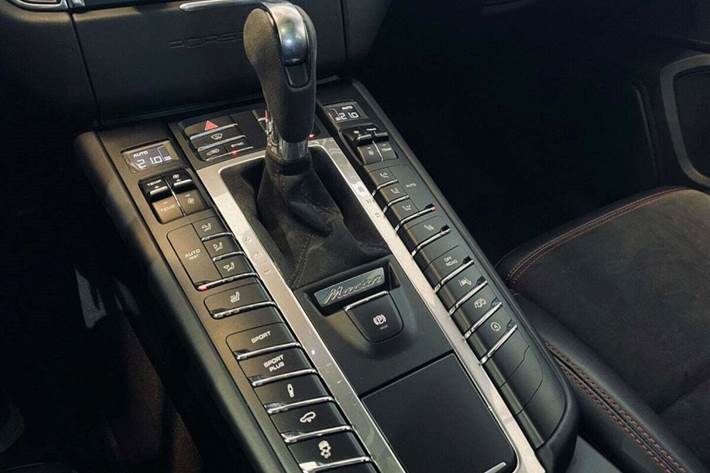 Grå Porsche Macan GTS fra 2018