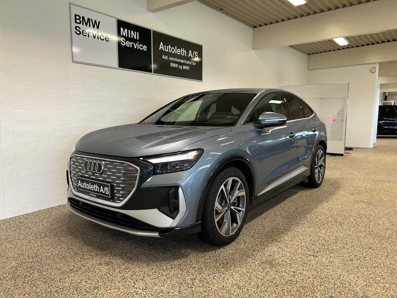 Blå Audi Q4 e-tron fra 2023 set udefra