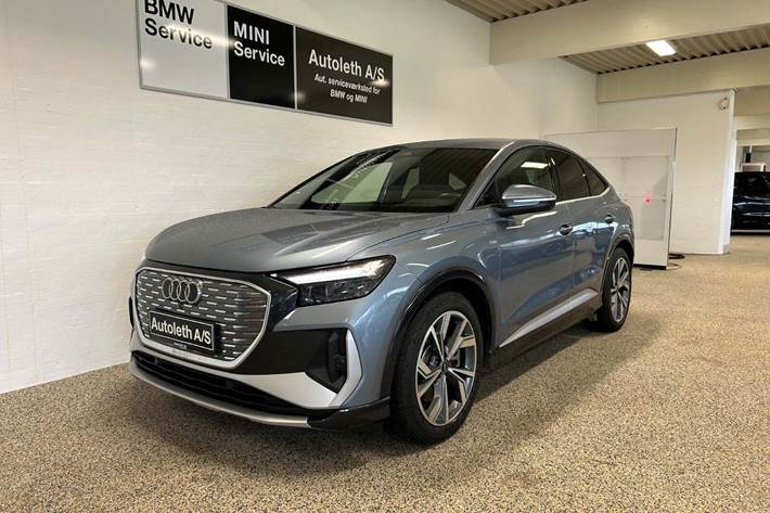 Blå Audi Q4 e-tron fra 2023 set udefra