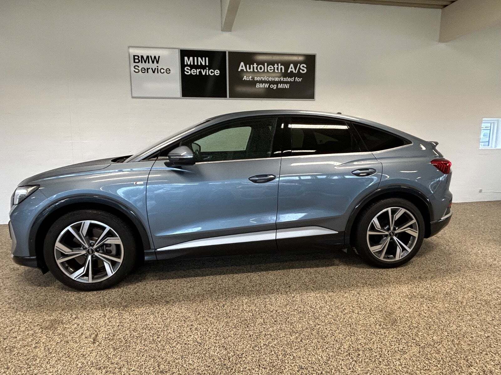 Blå Audi Q4 e-tron fra 2023