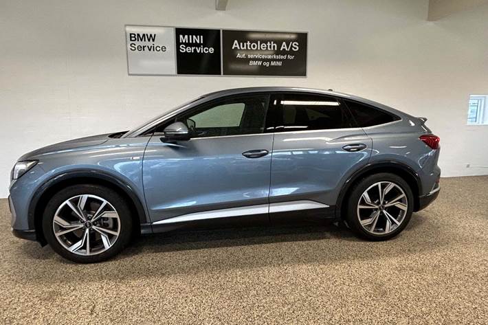 Blå Audi Q4 e-tron fra 2023