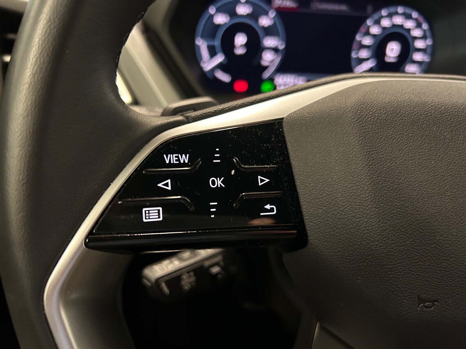 Blå Audi Q4 e-tron fra 2023