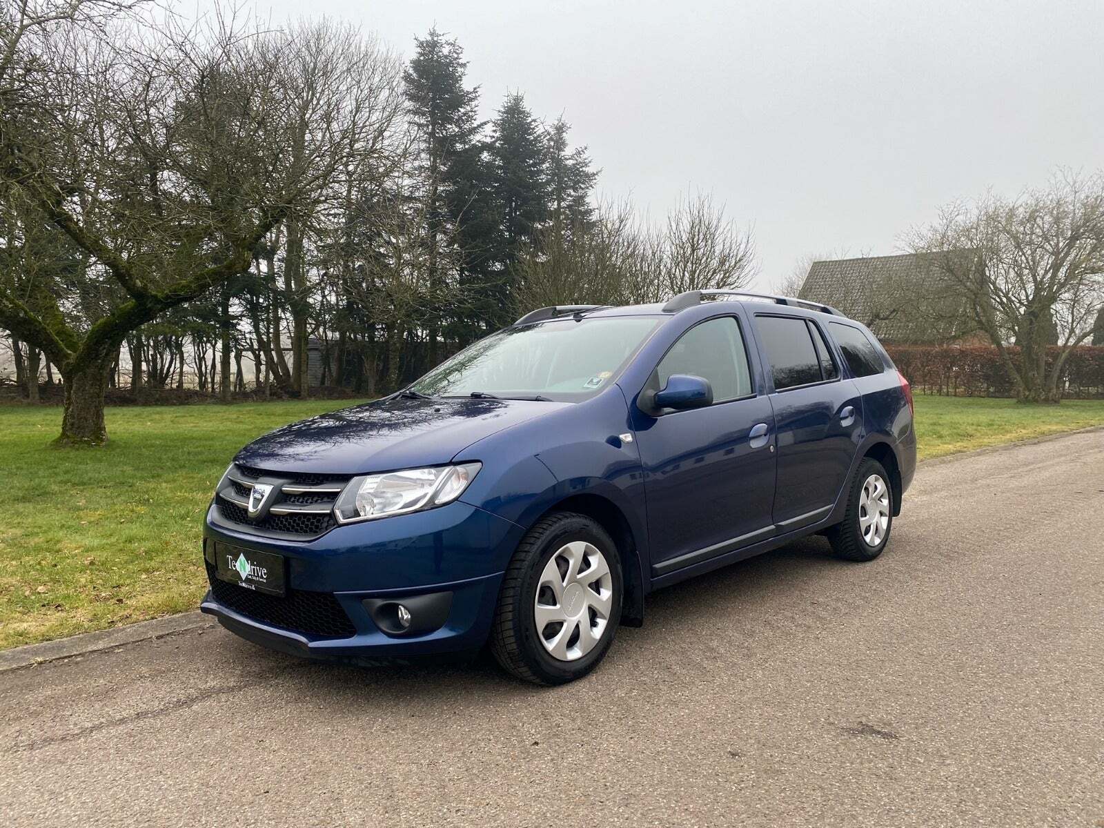 Blå Dacia Logan fra 2016 set udefra