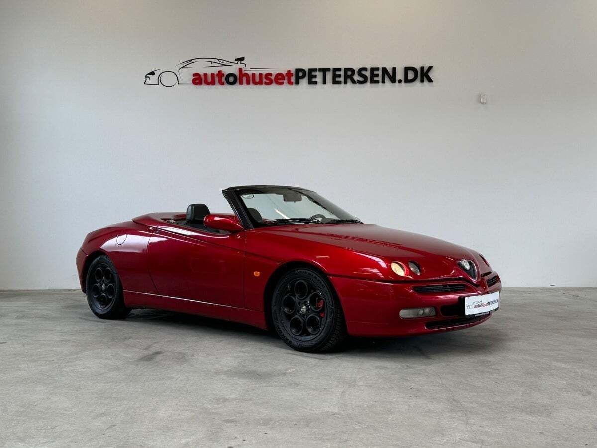 Rød Alfa Romeo Spider fra 1999