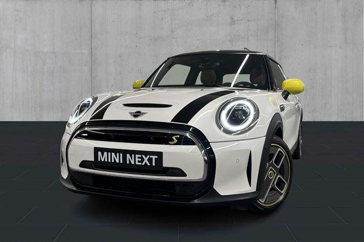 Hvid Mini Cooper SE fra 2023 set udefra