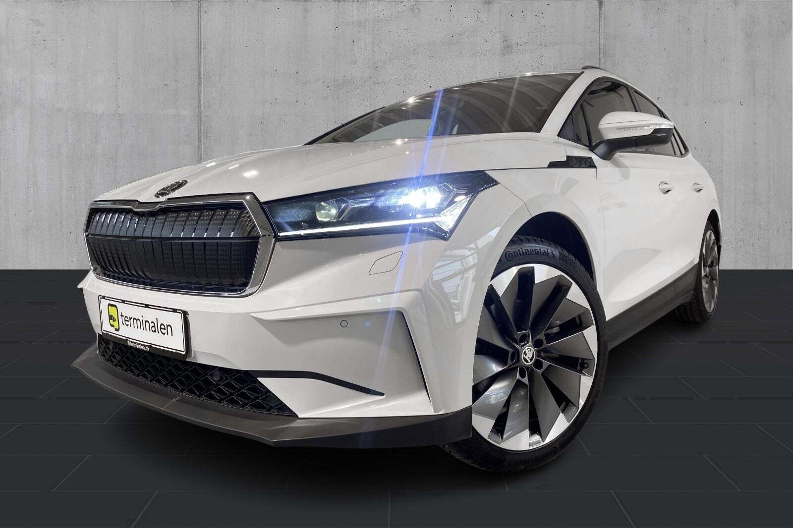 Hvid Skoda Enyaq fra 2021 set udefra