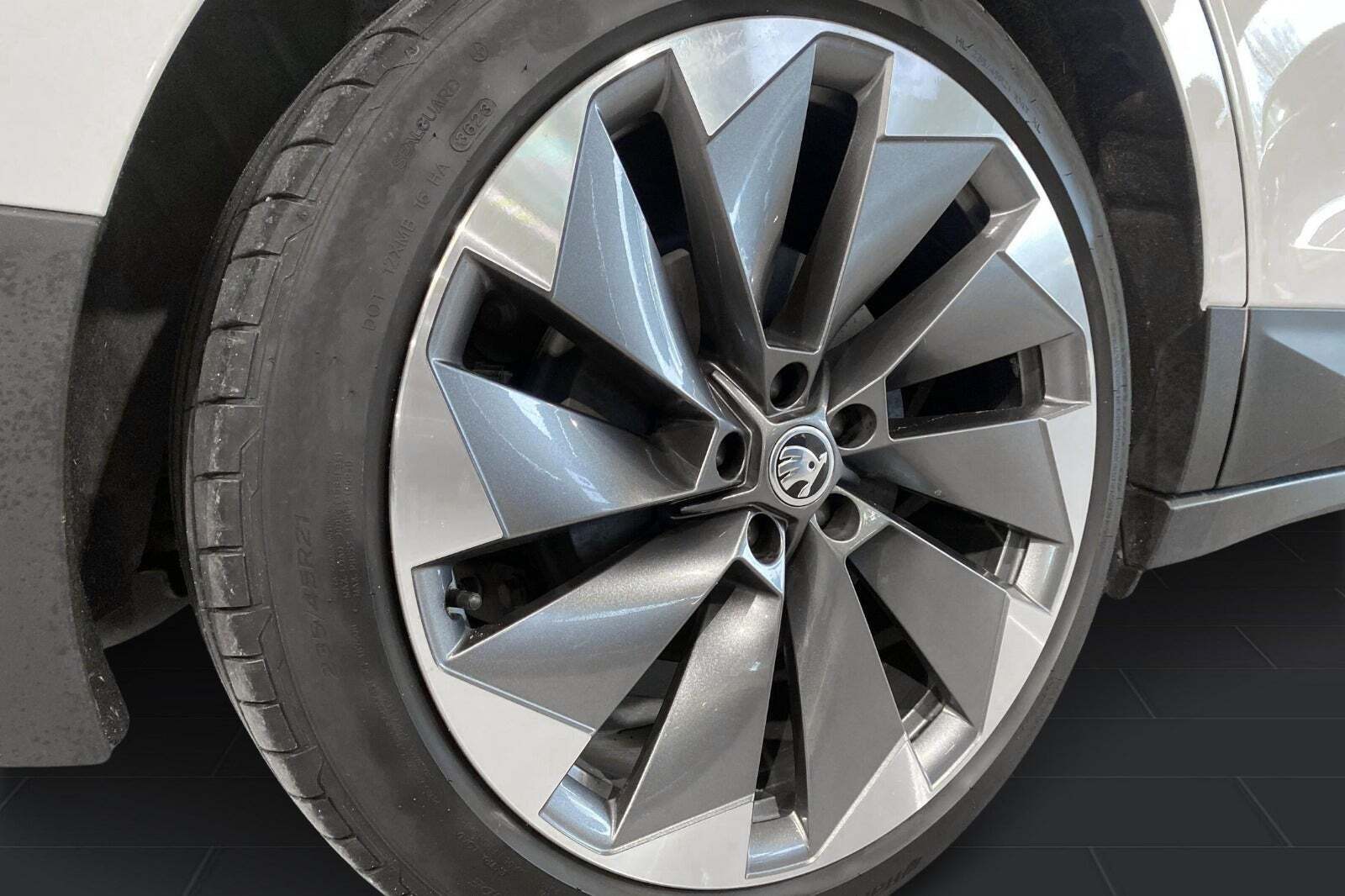 Hvid Skoda Enyaq fra 2021