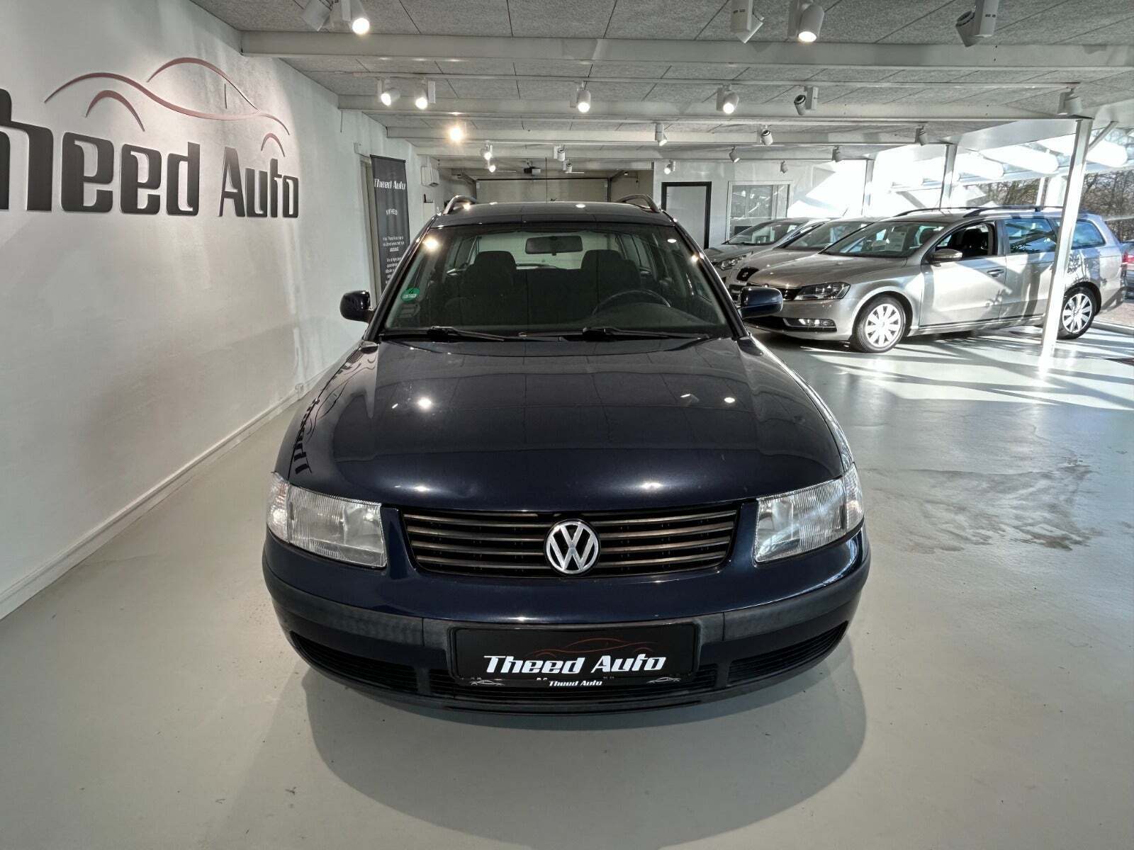 Blå VW Passat fra 1999