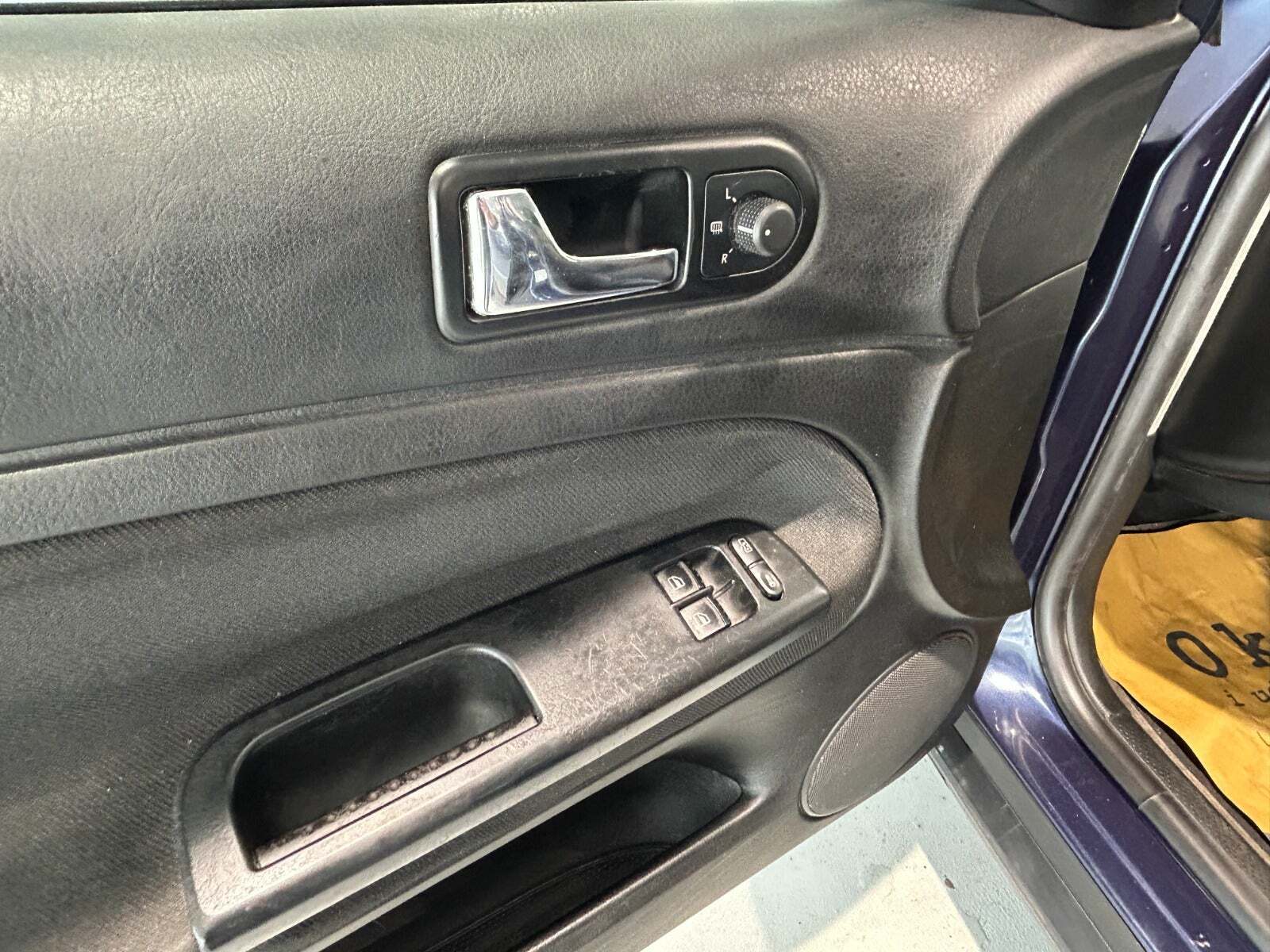 Blå VW Passat fra 1999