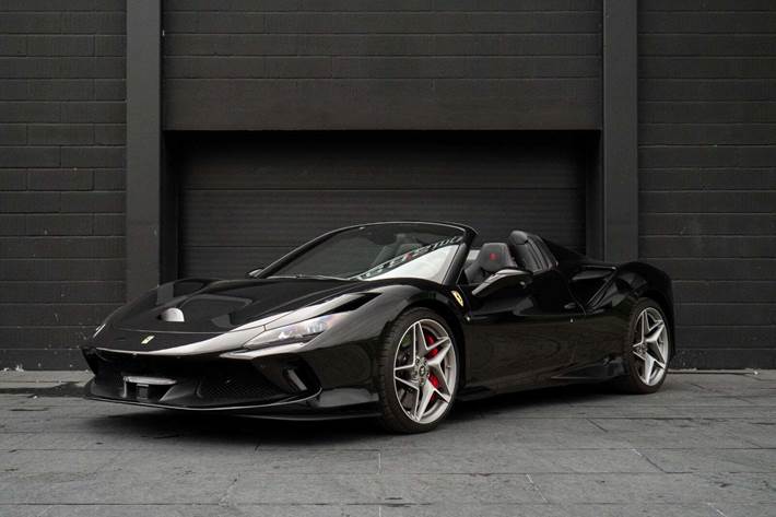 Sort Ferrari F8 Spider fra 2020 set udefra