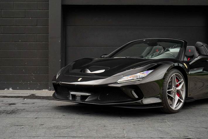 Sort Ferrari F8 Spider fra 2020 set udefra