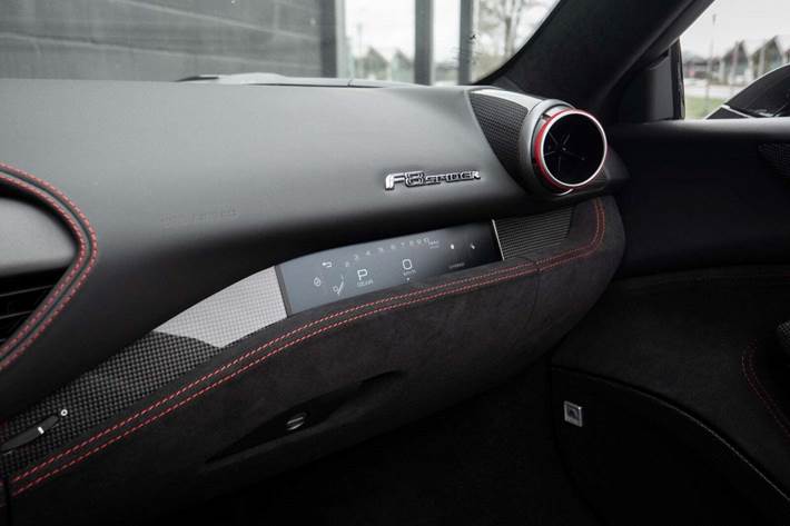 Sort Ferrari F8 Spider fra 2020