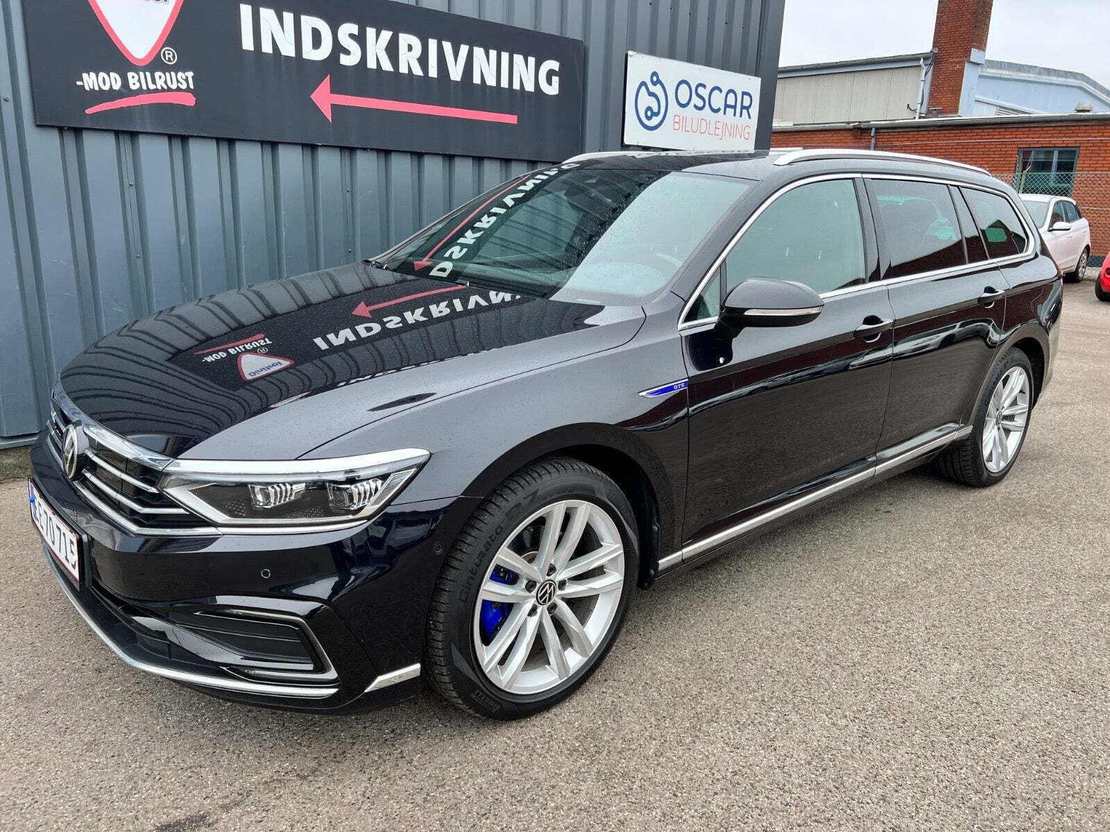 Sort VW Passat fra 2021 set udefra