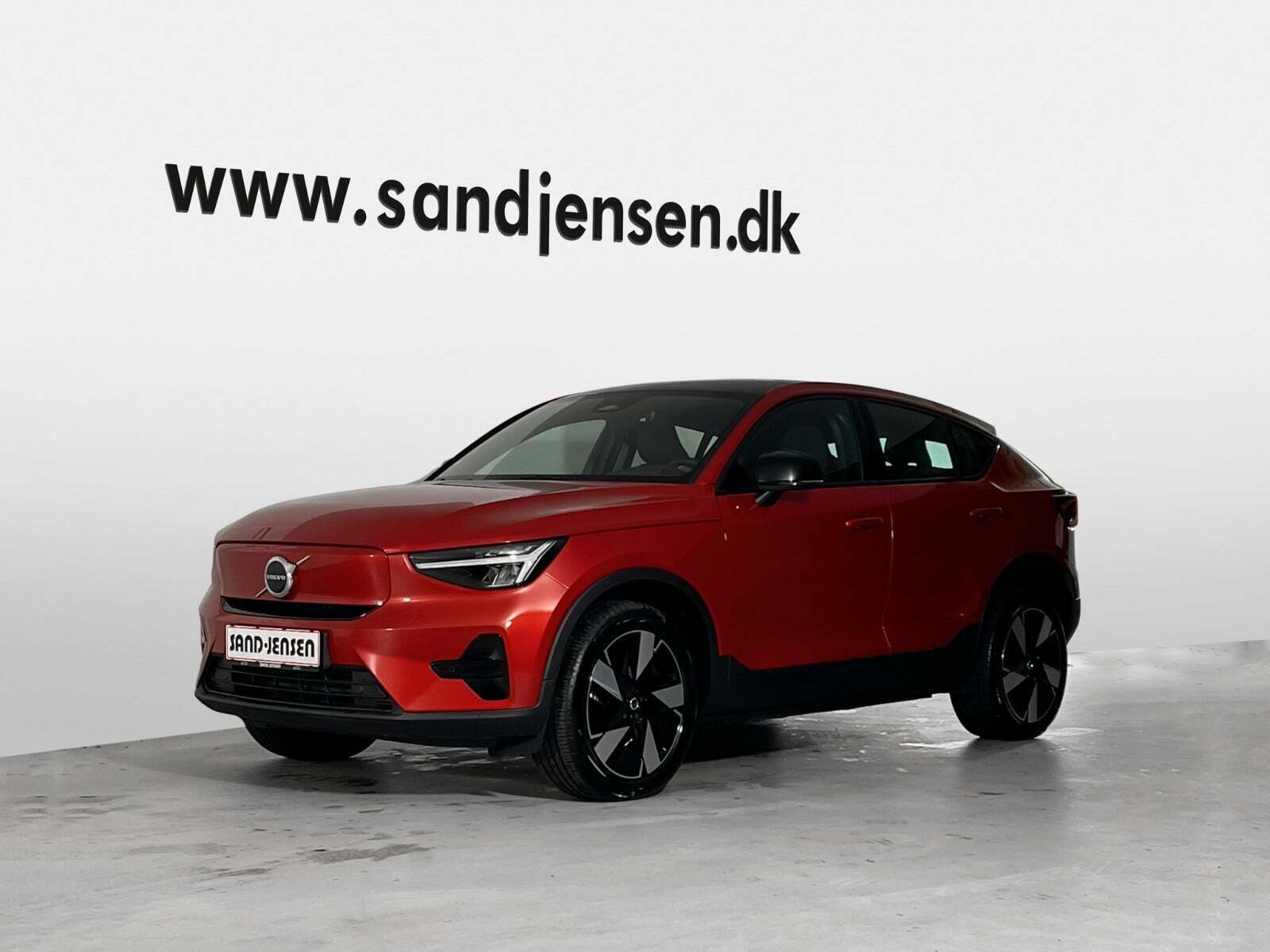 Rød Volvo C40 fra 2024 set udefra