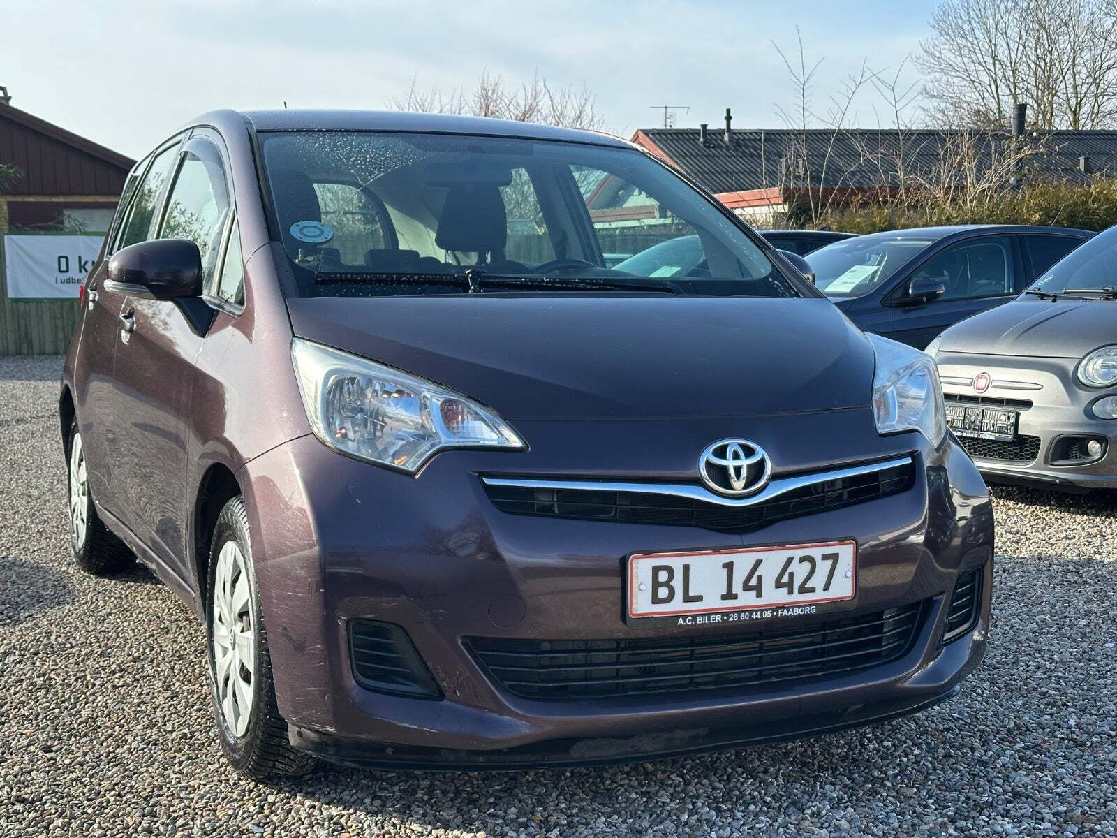 undefined Toyota Verso-S fra 2011 set udefra