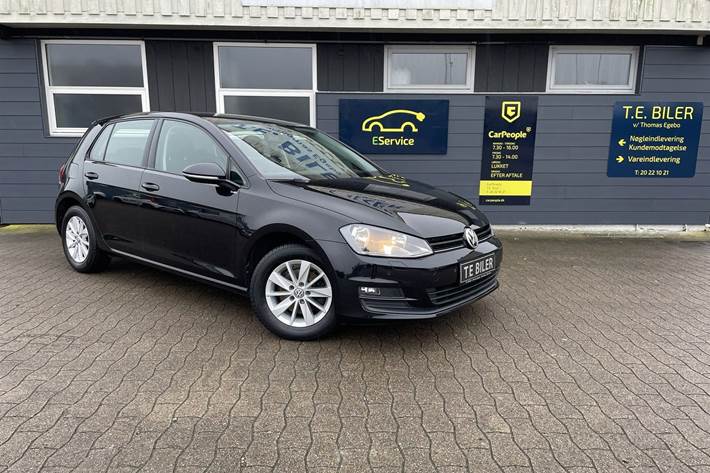 Sort VW Golf fra 2013 set udefra