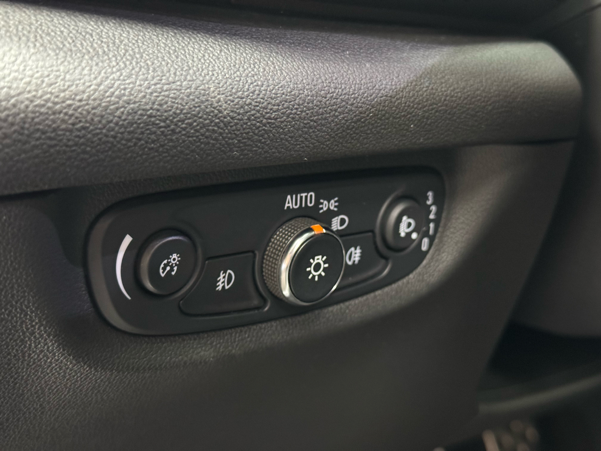 Hvid Opel Insignia fra 2017