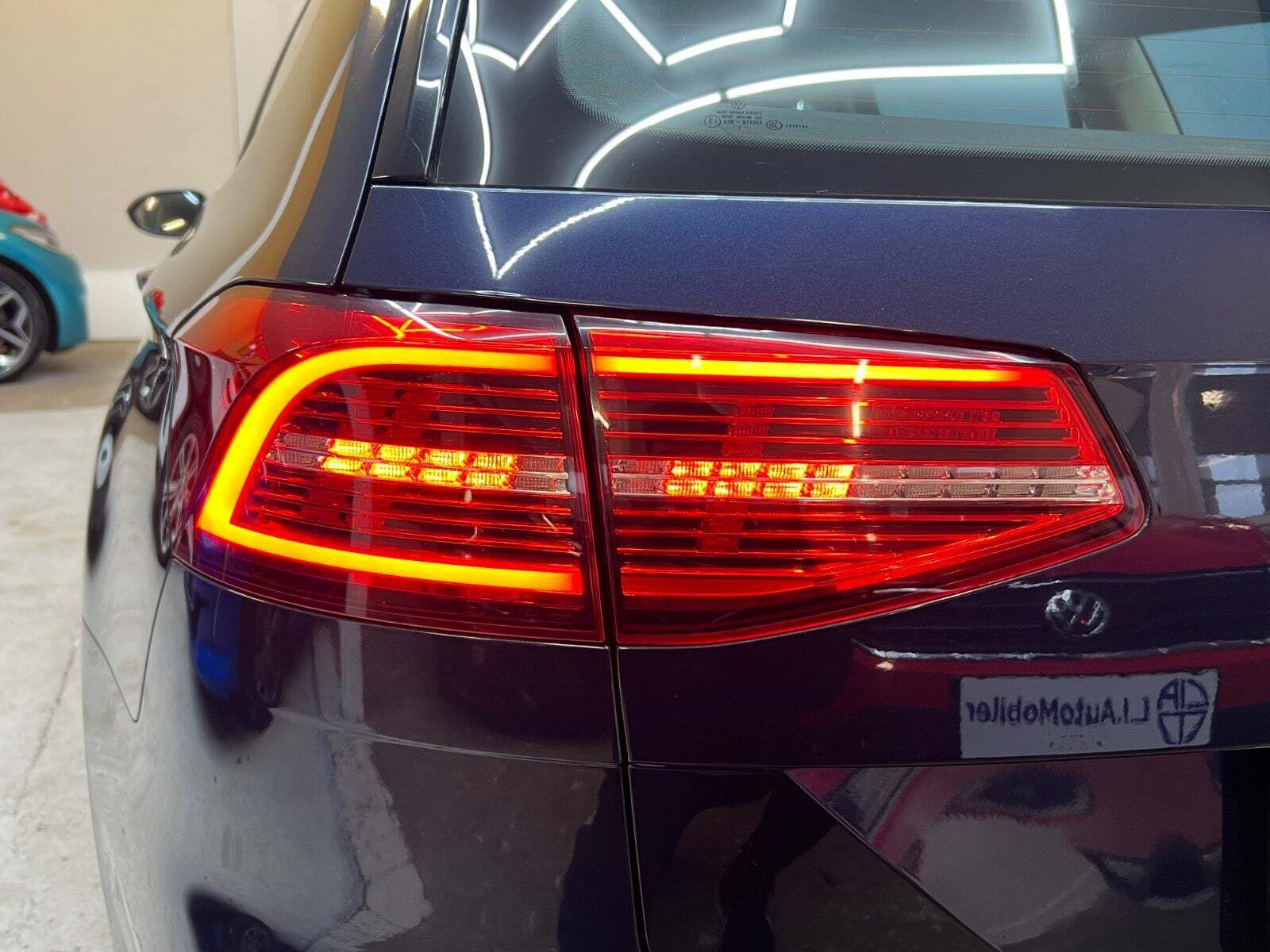 Blå VW Passat fra 2017