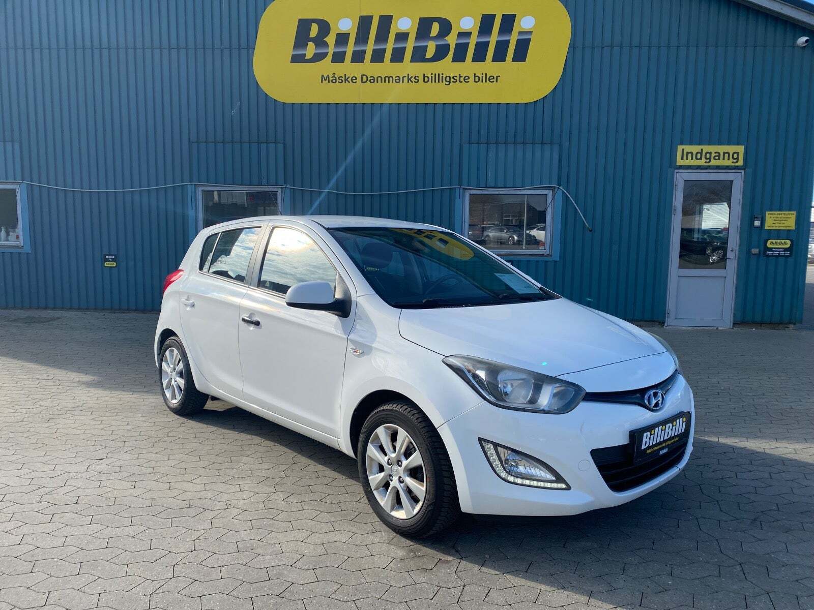 Hvid Hyundai i20 fra 2014 set udefra