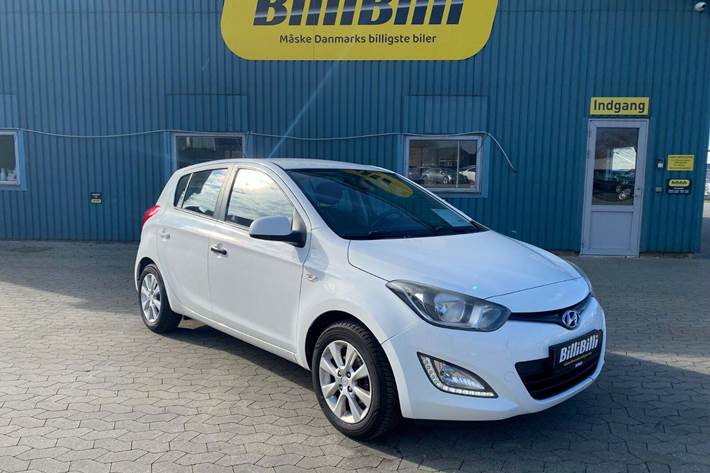 Hvid Hyundai i20 fra 2014 set udefra