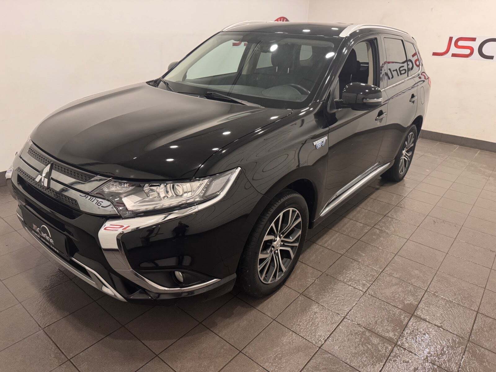 Sort Mitsubishi Outlander fra 2020 set udefra