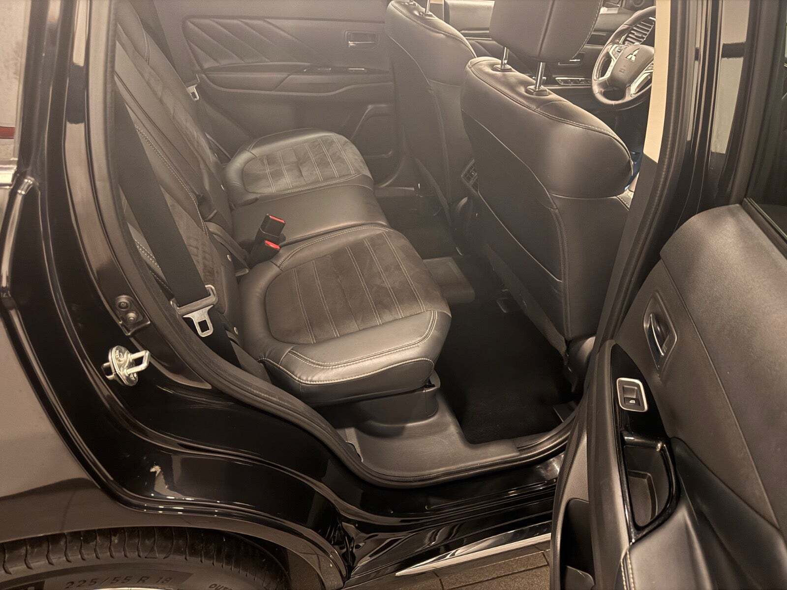 Sort Mitsubishi Outlander fra 2020