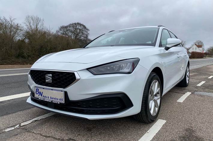 Hvid Seat Leon fra 2021 set udefra