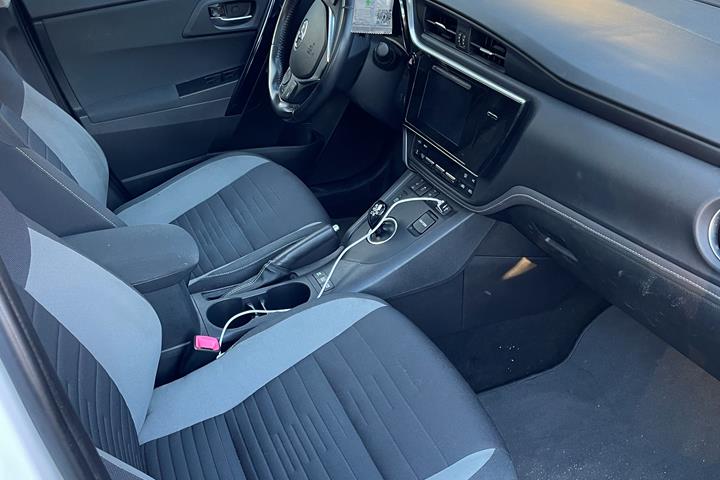 Hvid Toyota Auris fra 2016