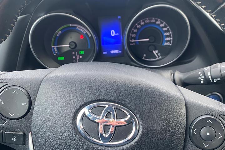 Blå Toyota Auris fra 2017