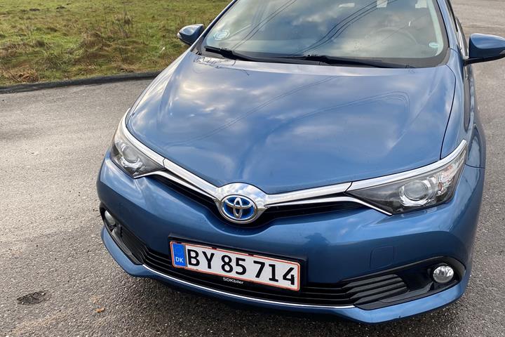 Blå Toyota Auris fra 2017