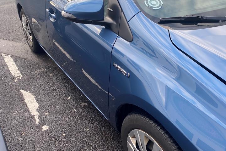 Blå Toyota Auris fra 2017