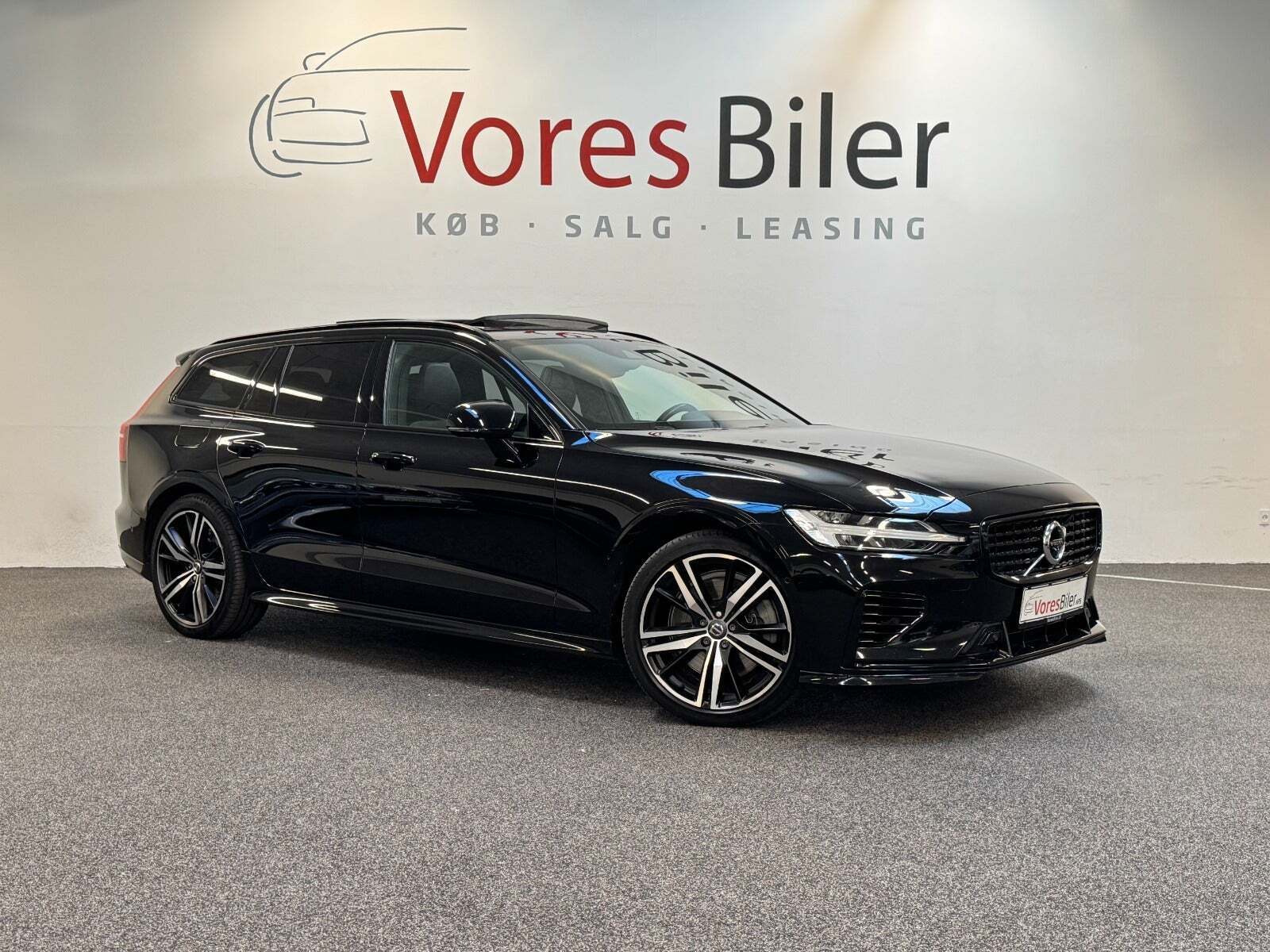 Sort Volvo V60 fra 2021 set udefra