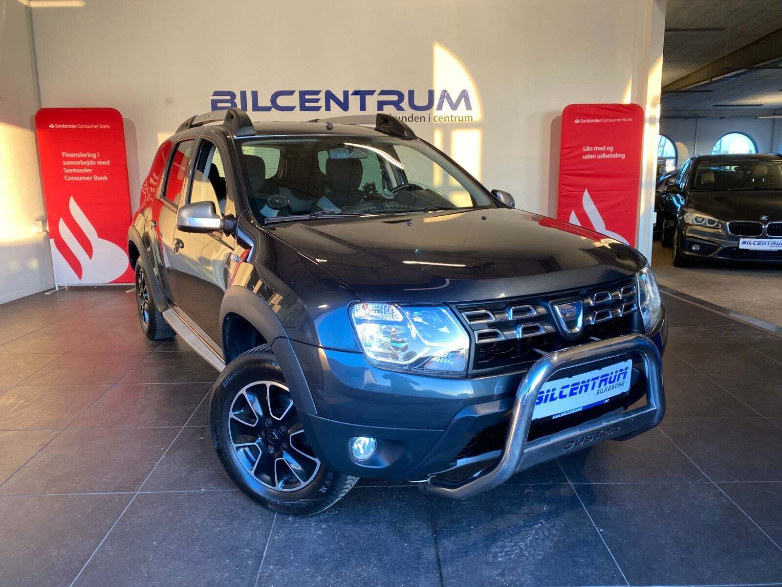 Sort Dacia Duster fra 2016 set udefra