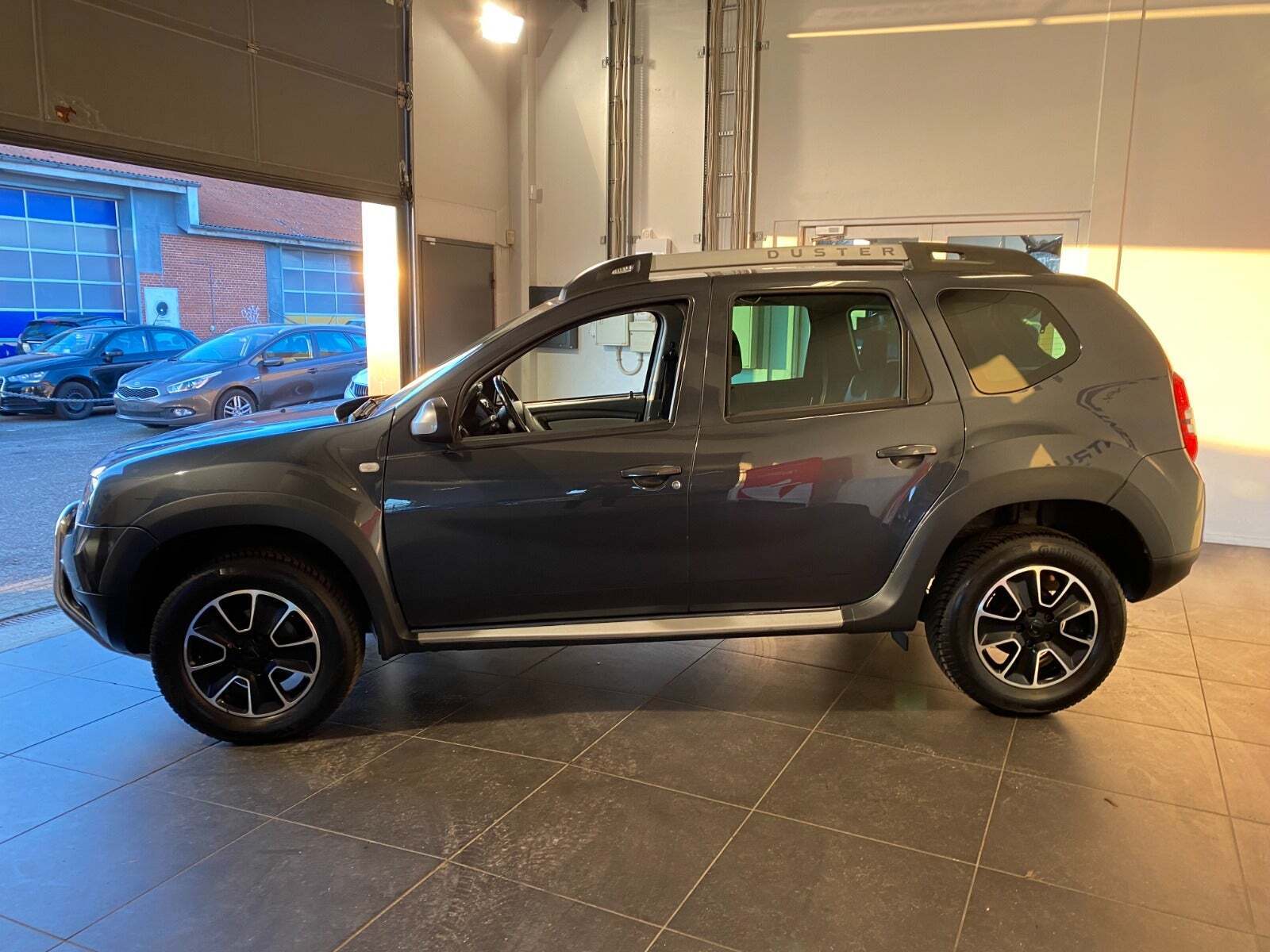 Sort Dacia Duster fra 2016