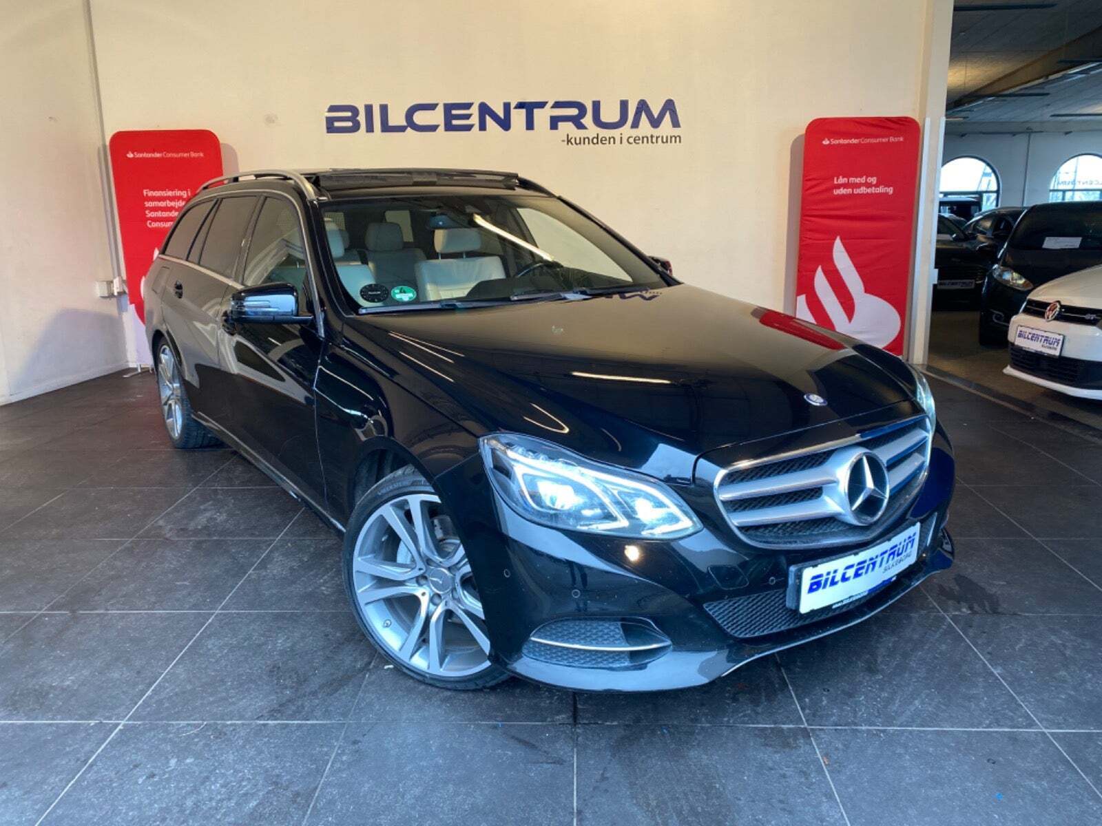 Sort Mercedes E350 fra 2015 set udefra