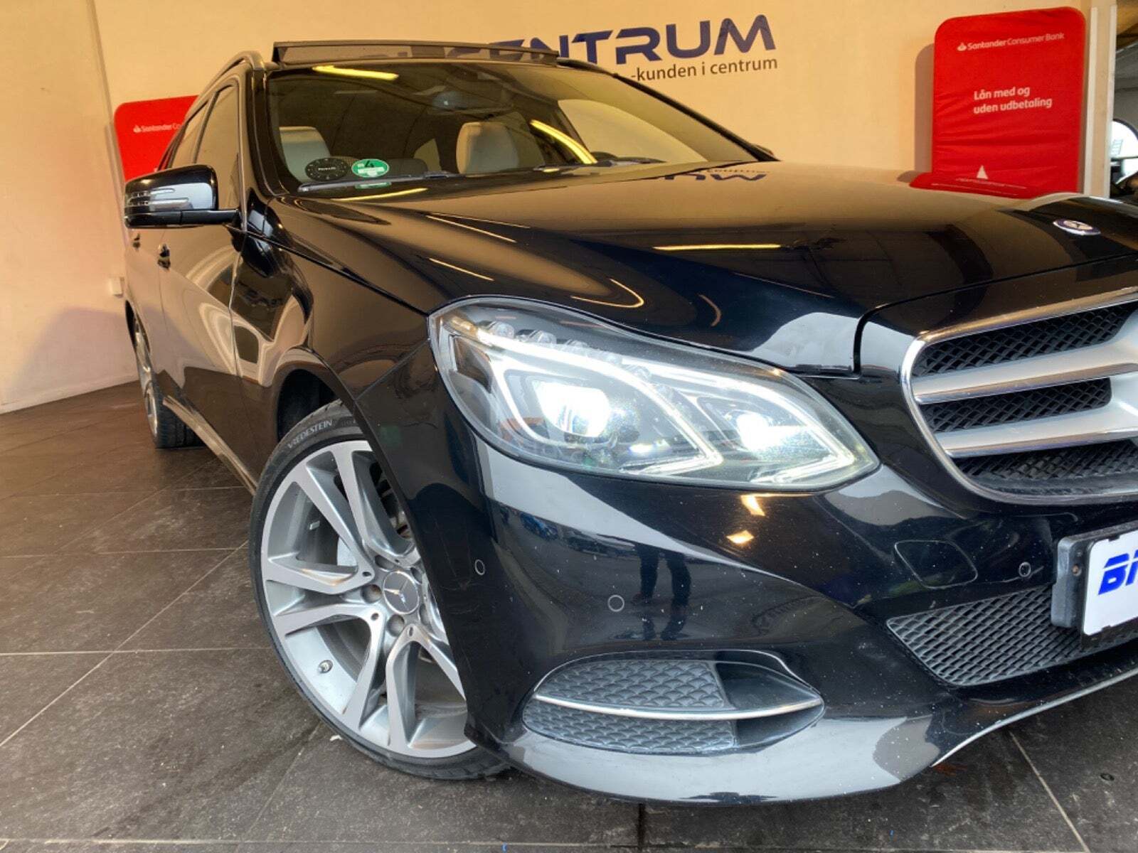 Sort Mercedes E350 fra 2015 set udefra