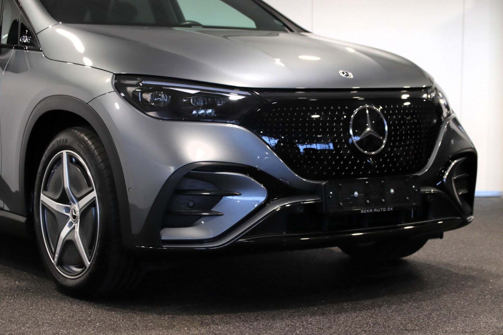 Grå Mercedes EQE300 SUV fra 2024