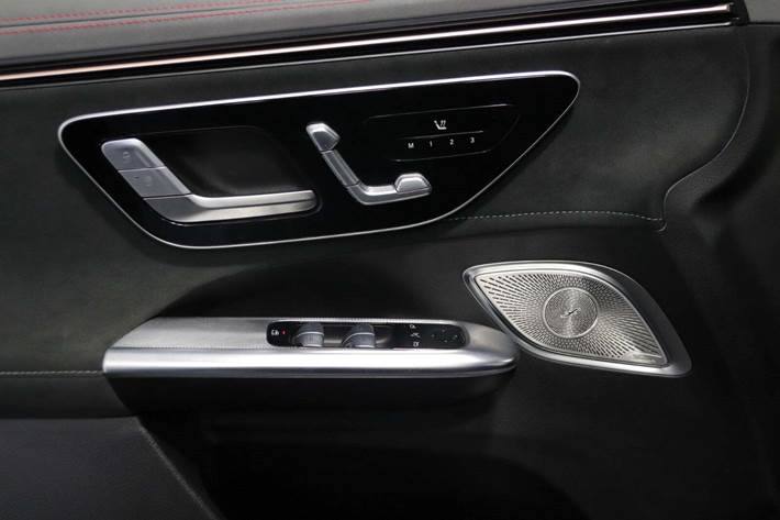 Grå Mercedes EQE300 SUV fra 2024