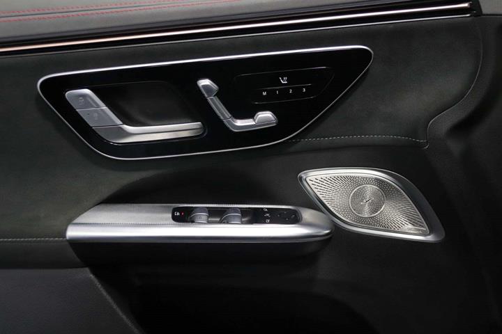 Grå Mercedes EQE300 SUV fra 2024
